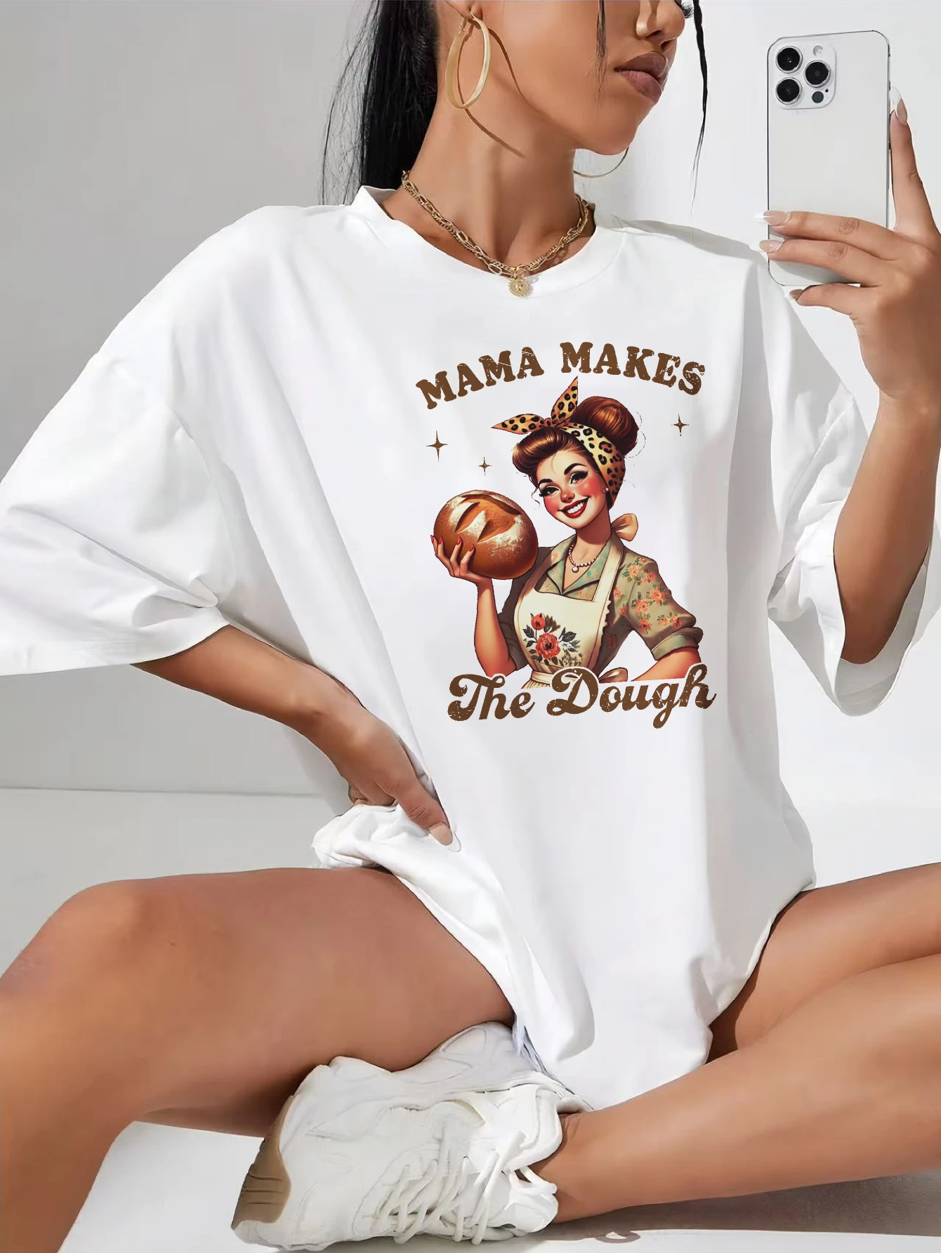 Мягкая дышащая белая футболка для беременных Mama Makes The Dough, повседневная футболка с круглым вырезом Длина удара, стильная посадка
Мягкая дышащая белая футболка для беременных Mama Makes The Dough, повседневная футболка с круглым вырезом Длина удара, стильная посадка