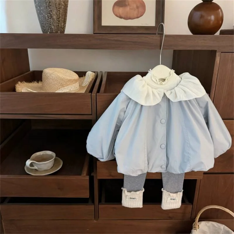 01-Autumn New Original Design!Baby Girl Ruffled Large Collar Trench Coat with Lace Trim and Leggings Set
01-Autumn New Original Design!Baby Girl Ruffled Large Collar Trench Coat with Lace Trim and Leggings Set