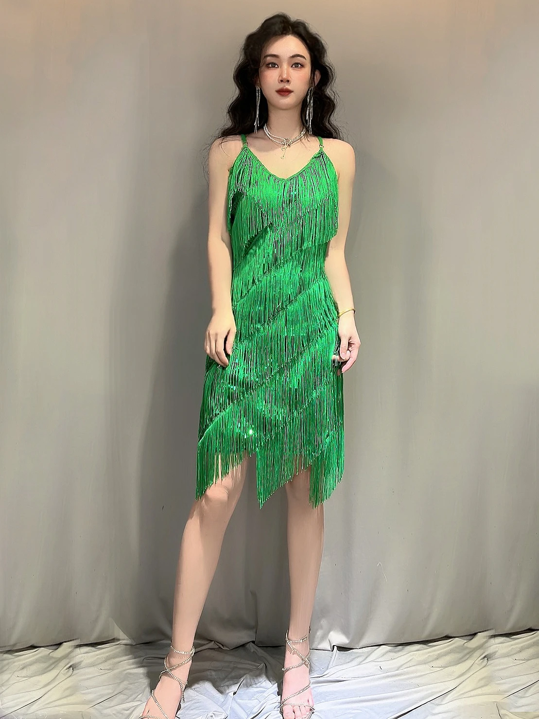 Latin ball suspender skirt dance skirt V-neck Latin dance sequin tassel dance skirt stage performance
Latin ball suspender skirt dance skirt V-neck Latin dance sequin tassel dance skirt stage performance