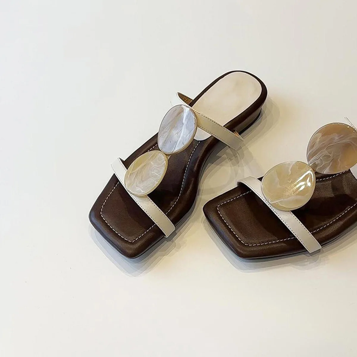 2026 New Retro Bohemian Flat Slippers Women One Strap Square Toe Open Toe Sandals Casual Stylish Outdoor Daily Summer Footwear
2026 New Retro Bohemian Flat Slippers Women One Strap Square Toe Open Toe Sandals Casual Stylish Outdoor Daily Summer Footwear