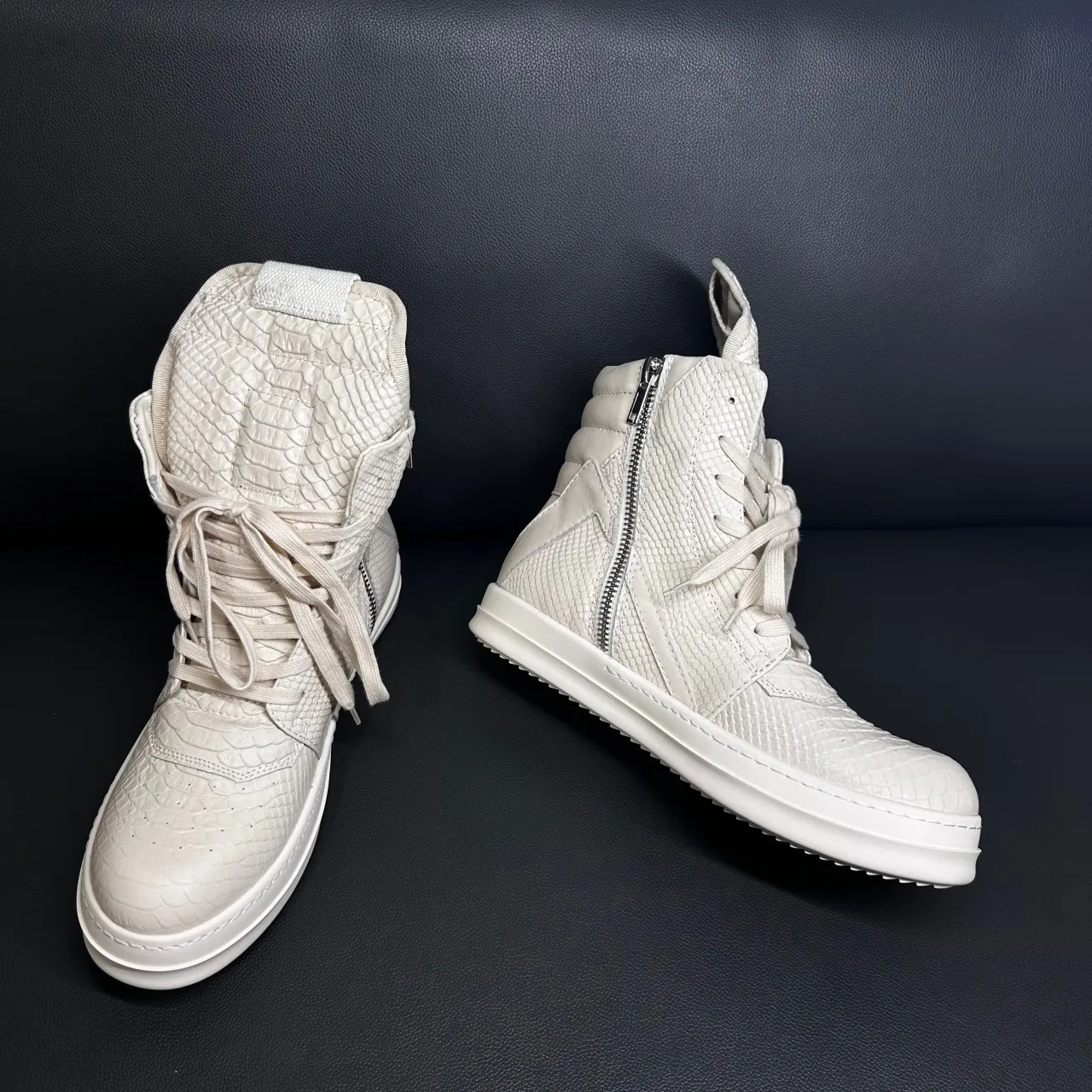 Genuine Leather Beige Python Embossed Men Ankle Boot Round Head Zipper Fashion Ro Designer Women Casual Sneakers High Top Shoes
Genuine Leather Beige Python Embossed Men Ankle Boot Round Head Zipper Fashion Ro Designer Women Casual Sneakers High Top Shoes
