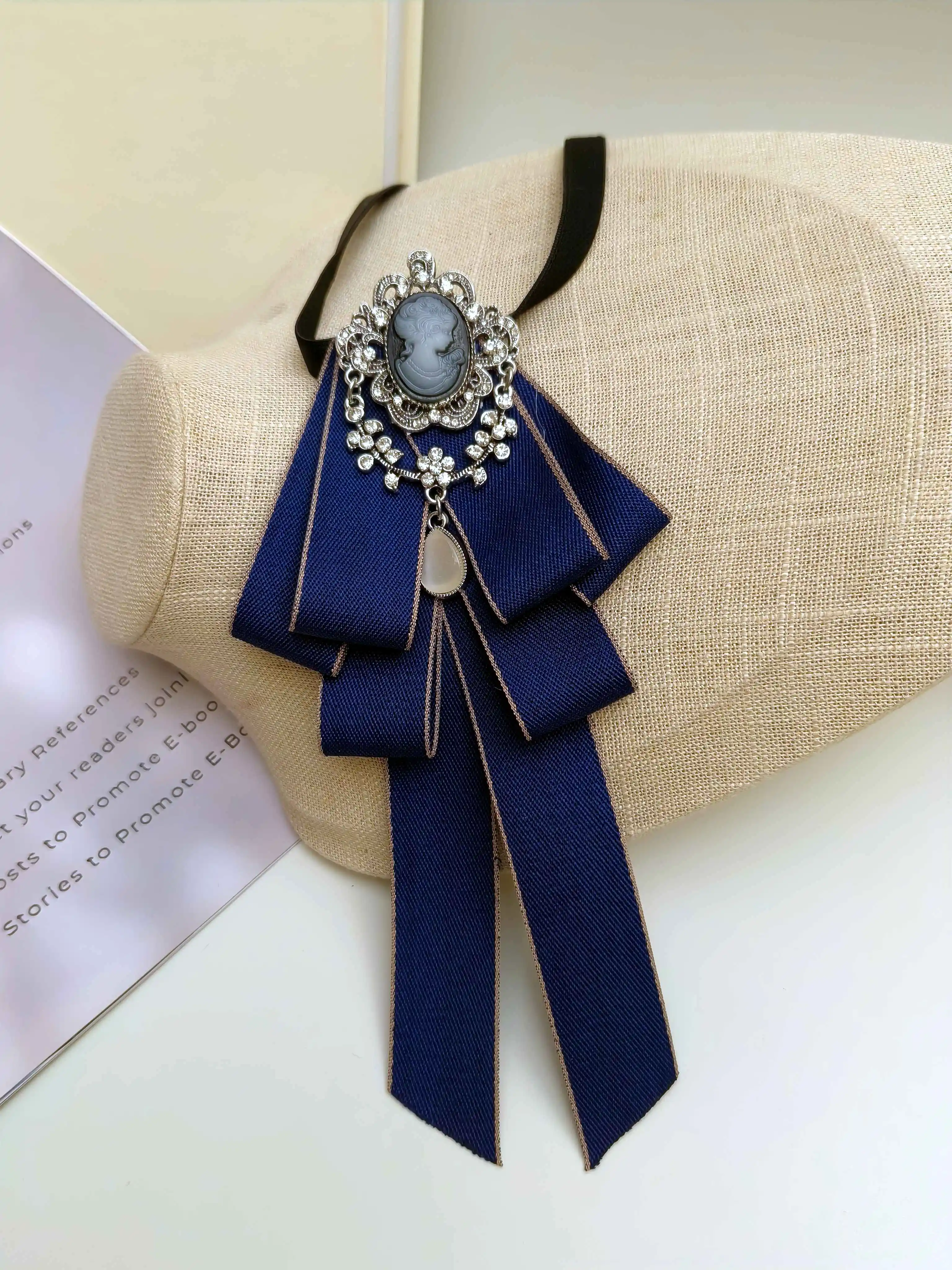 French Vintage Court-Style Embossed Portrait Bow Tie/Navy Blue Satin Ribbon with Sparkling Diamonds and Pearls/University Lolita Shirt Versatile Retro Collar Accessory
French Vintage Court-Style Embossed Portrait Bow Tie/Navy Blue Satin Ribbon with Sparkling Diamonds and Pearls/University Lolita Shirt Versatile Retro Collar Accessory