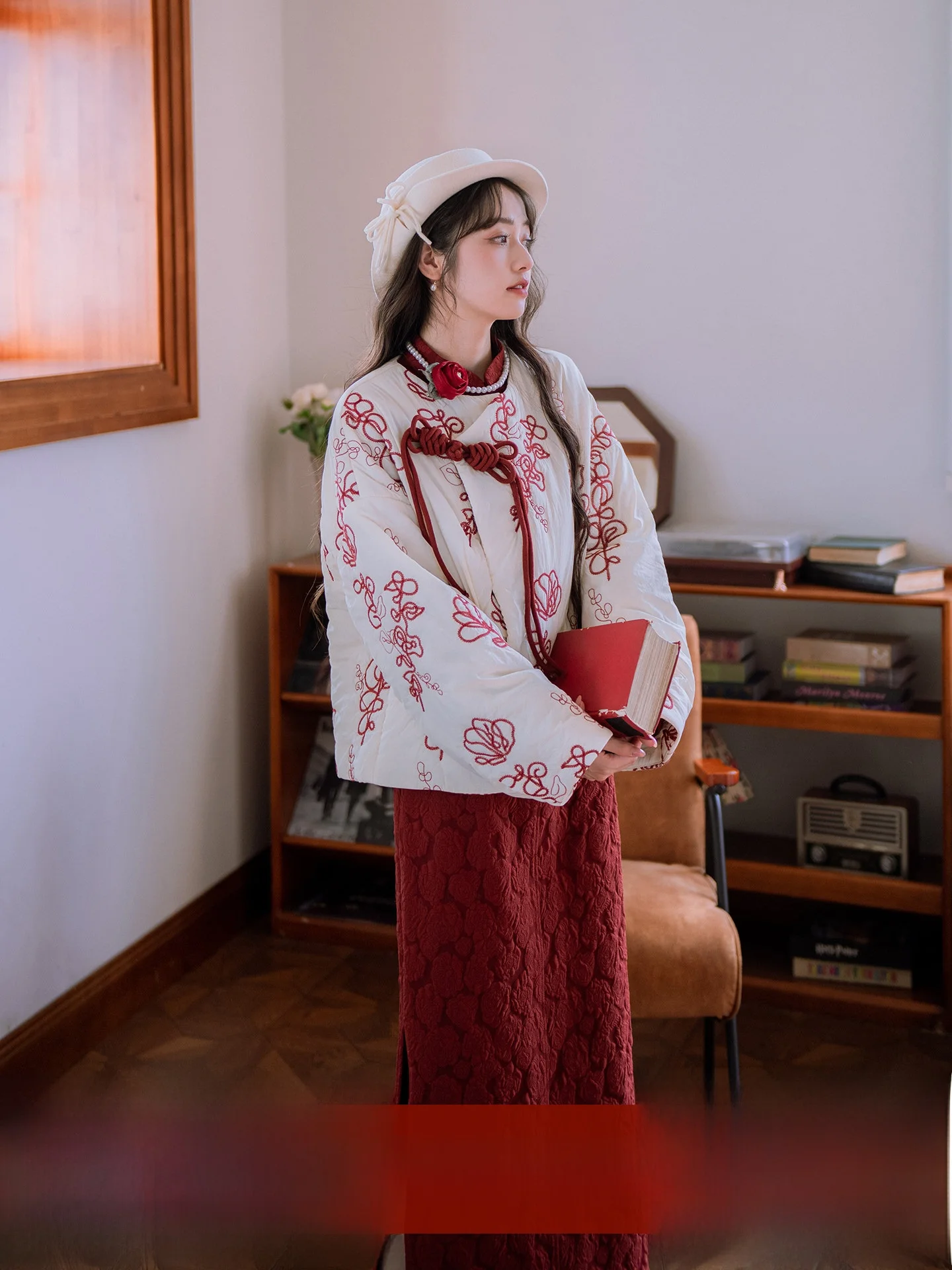 Теплая хлопковая куртка с цветочной вышивкой для женщин, новая китайская утепленная осенне-зимняя верхняя одежда в стиле ретро, удобная и модная
Теплая хлопковая куртка с цветочной вышивкой для женщин, новая китайская утепленная осенне-зимняя верхняя одежда в стиле ретро, удобная и модная