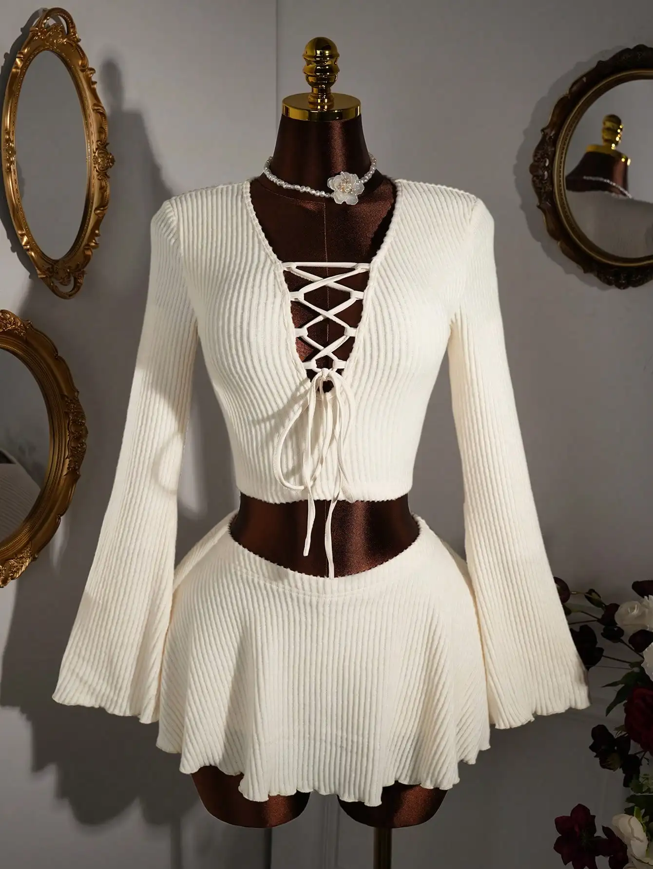 Кремовый комплект из укороченного топа в рубчик и мини-юбки с завязками на спине и расклешенными рукавами
Кремовый комплект из укороченного топа в рубчик и мини-юбки с завязками на спине и расклешенными рукавами