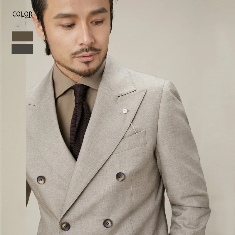 Мужской деловой повседневный костюм Cultum: двубортный, с отложным воротником, в землистых тонах, плотность 405 г/м²
Мужской деловой повседневный костюм Cultum: двубортный, с отложным воротником, в землистых тонах, плотность 405 г/м²