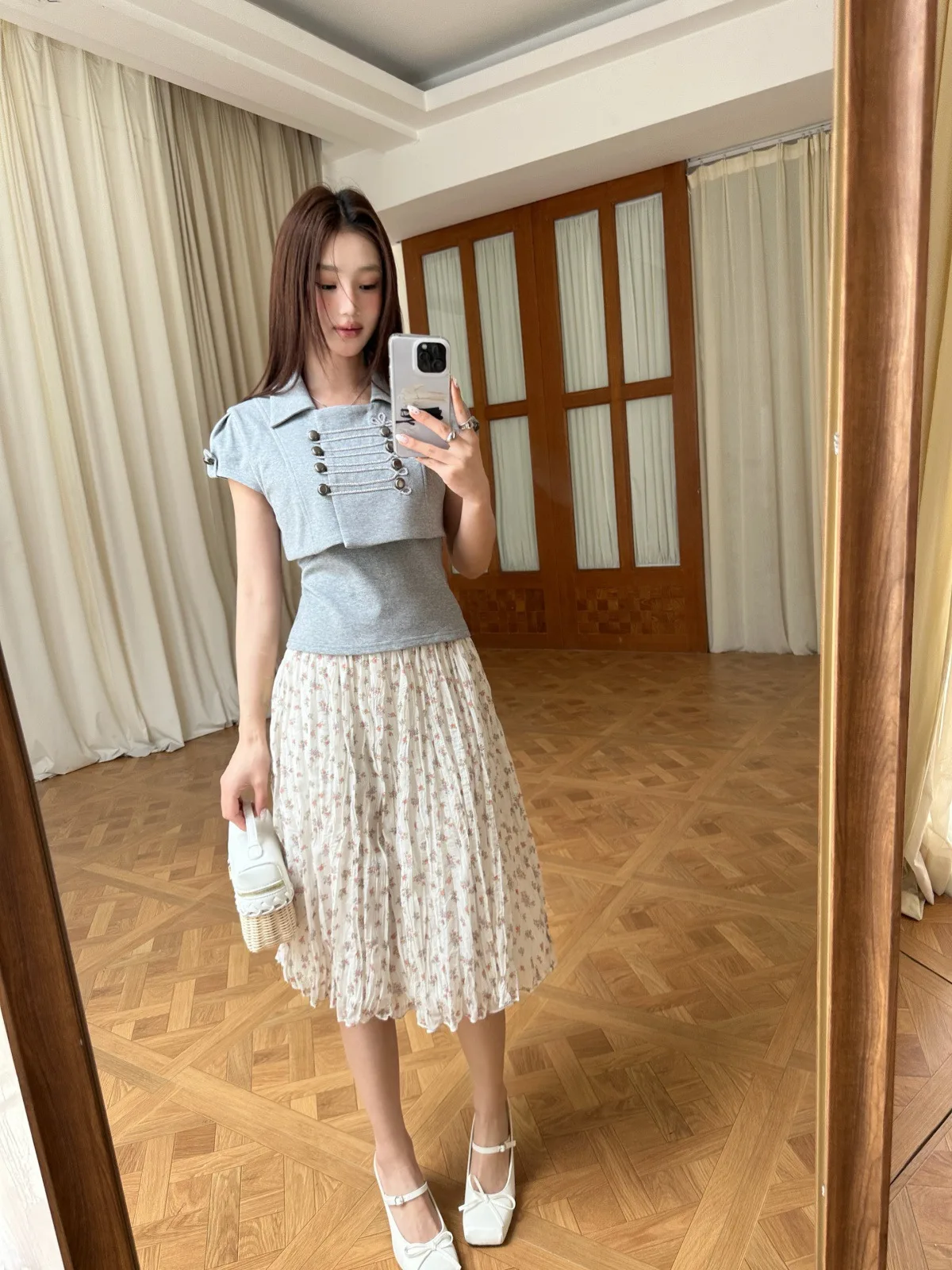 H Korean Style Small Audience Irregular Pleated off White Floral Midi Skirt A-Line Silhouette Chiffon Holiday Half Skirt
H Korean Style Small Audience Irregular Pleated off White Floral Midi Skirt A-Line Silhouette Chiffon Holiday Half Skirt