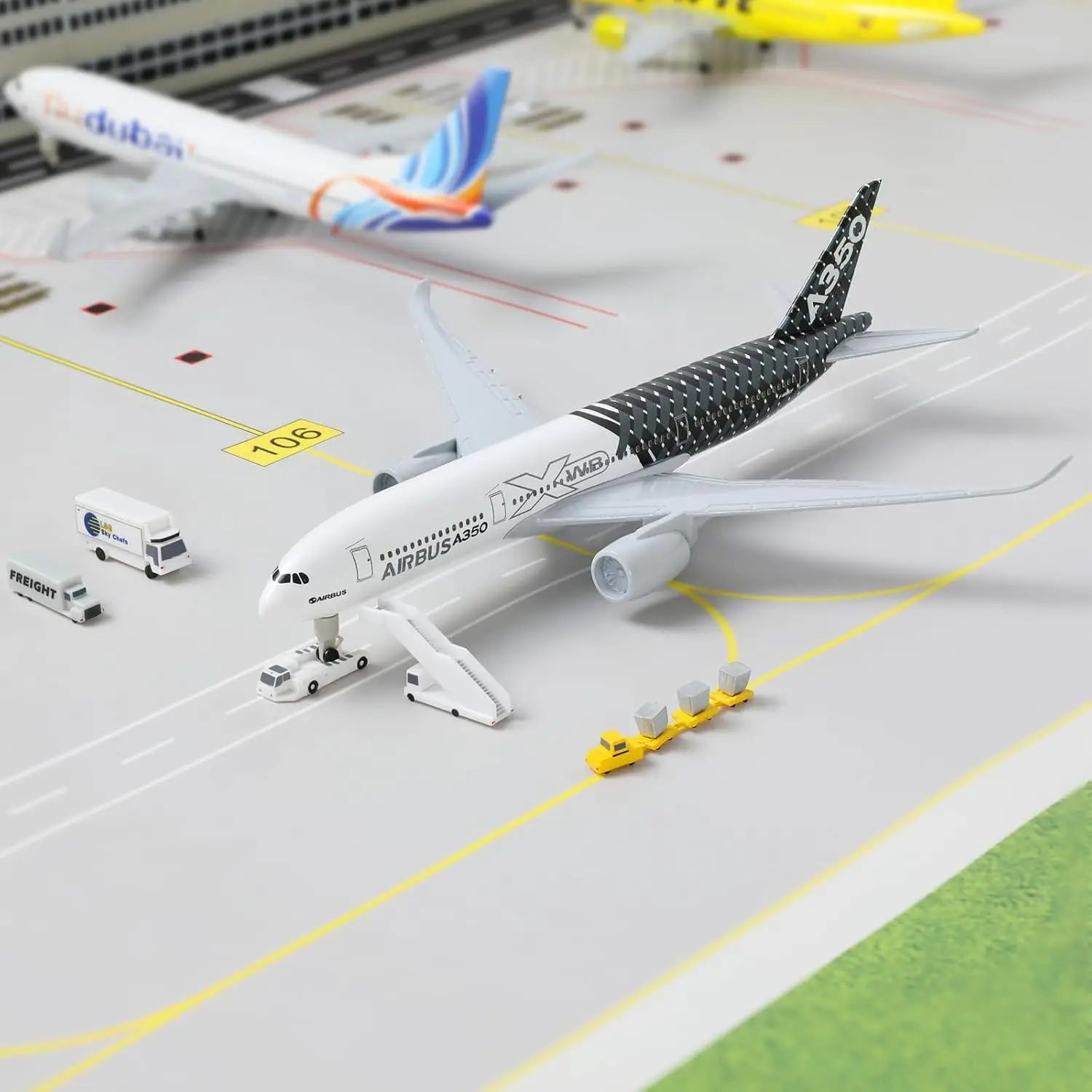 1/300 Scale 20cm A350 Prototype XWB Diecast Metal Airplane Model Toy Kit with Stand For Collections and Displays or Boy Gift
1/300 Scale 20cm A350 Prototype XWB Diecast Metal Airplane Model Toy Kit with Stand For Collections and Displays or Boy Gift