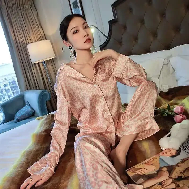 Women 100% Mulberry Silk Leopard Print Pajama Set Lapel Long Sleeve Wide Leg Pants Sexy Elegant Loungewear Two Piece Nightwear
Women 100% Mulberry Silk Leopard Print Pajama Set Lapel Long Sleeve Wide Leg Pants Sexy Elegant Loungewear Two Piece Nightwear