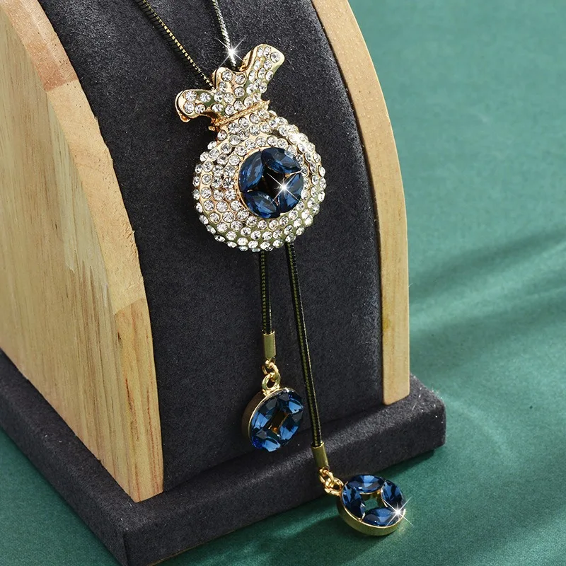 A long women's necklace, both fashionable and versatile, pairs well with a wallet filled with diamonds and a sweater chain
A long women's necklace, both fashionable and versatile, pairs well with a wallet filled with diamonds and a sweater chain