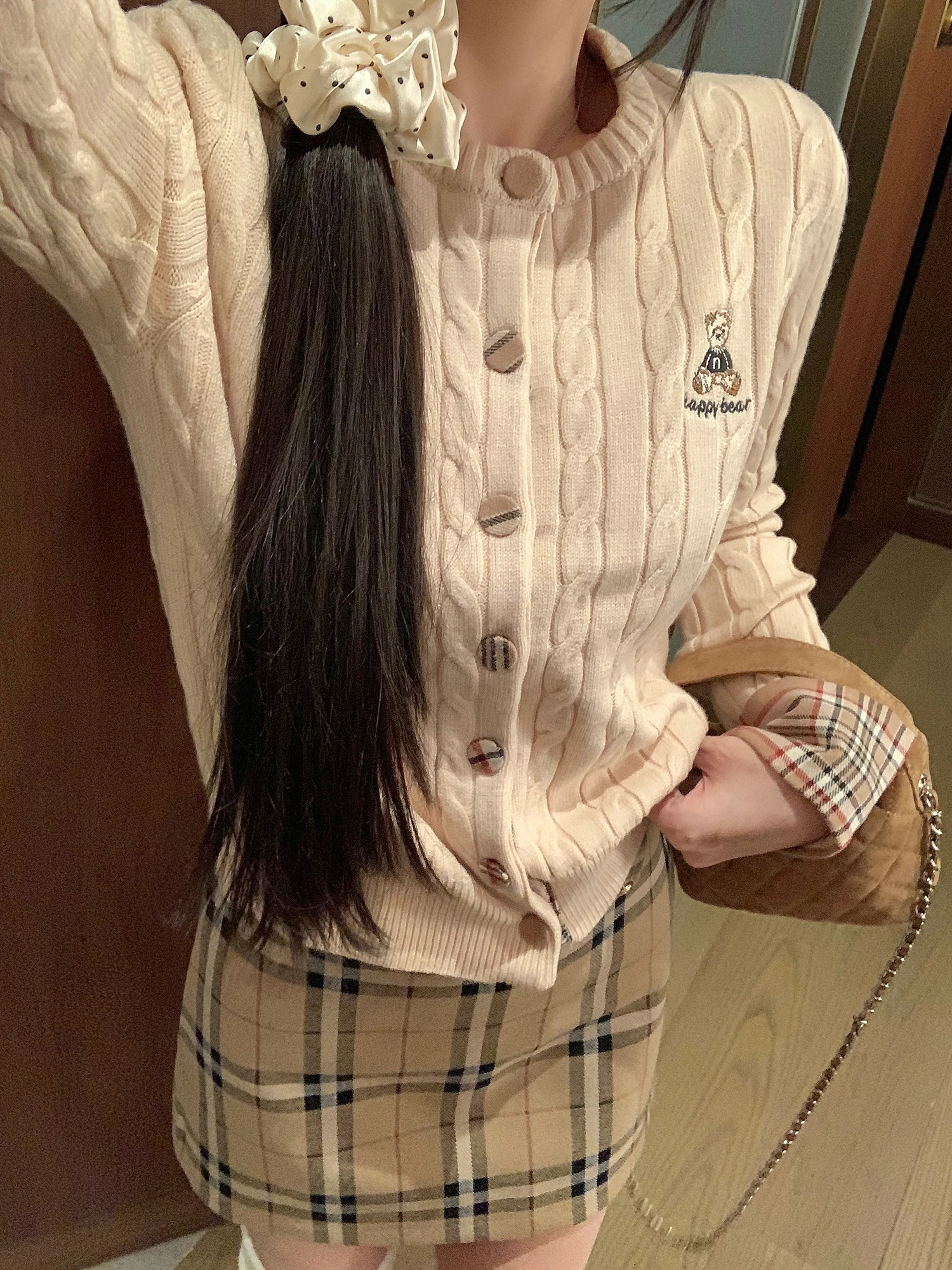 Женский длинный кардиган NAYA CHAN в стиле преппи, вязаный, с пэчворком в клетку, с вышивкой медведя, на одной пуговице...
Женский длинный кардиган NAYA CHAN в стиле преппи, вязаный, с пэчворком в клетку, с вышивкой медведя, на одной пуговице...