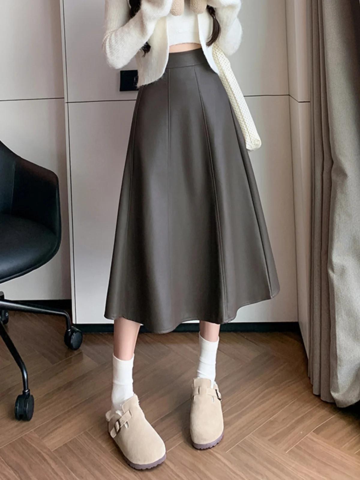 Элегантная коричневая кожаная юбка А-силуэта для женщин, осенне-зимняя новинка, мягкая, из искусственной кожи, облегающая, скрывающая бедра
Элегантная коричневая кожаная юбка А-силуэта для женщин, осенне-зимняя новинка, мягкая, из искусственной кожи, облегающая, скрывающая бедра