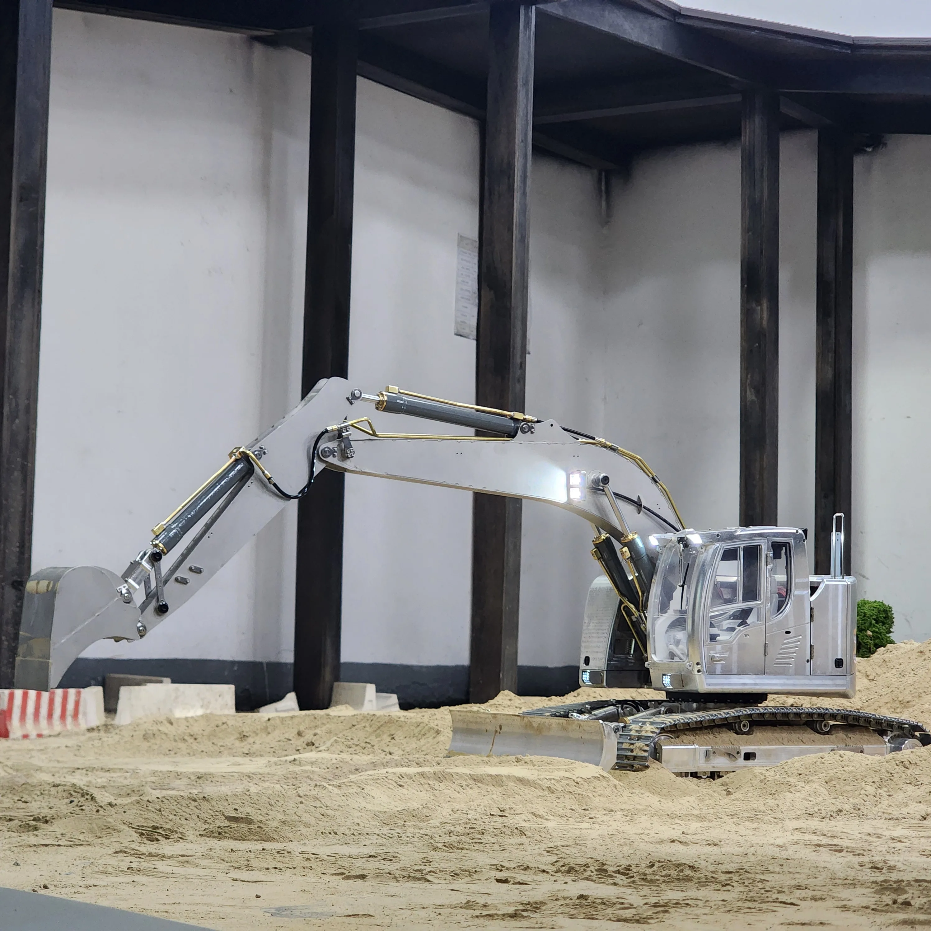 926 RC Hydraulic Excavator 1/14 Metal RTR Remote Control Digger with 4-way Reversing Valve Sound Light System Model for Adults
926 RC Hydraulic Excavator 1/14 Metal RTR Remote Control Digger with 4-way Reversing Valve Sound Light System Model for Adults