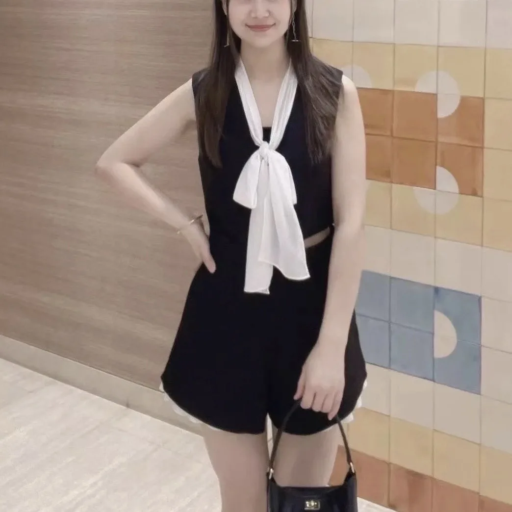 2025 autumn and winter women's elegant two-piece suit bow sleeveless V-neck top or casual shorts
2025 autumn and winter women's elegant two-piece suit bow sleeveless V-neck top or casual shorts