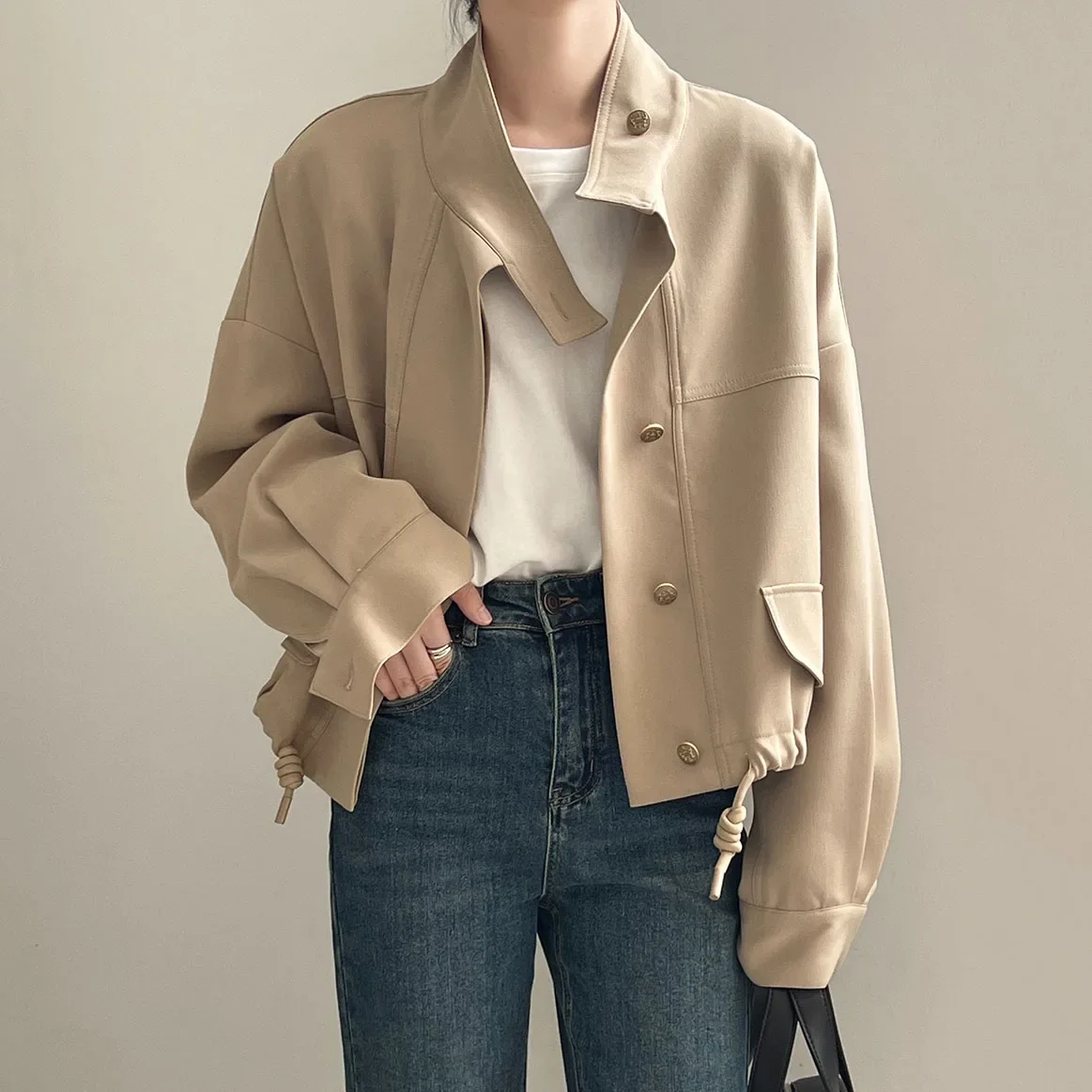 Korean Style Single Breasted Loose Fit Jacket for Women with Stand Collar, 2025 Spring New Short Coat with Drawstring Hem
Korean Style Single Breasted Loose Fit Jacket for Women with Stand Collar, 2025 Spring New Short Coat with Drawstring Hem