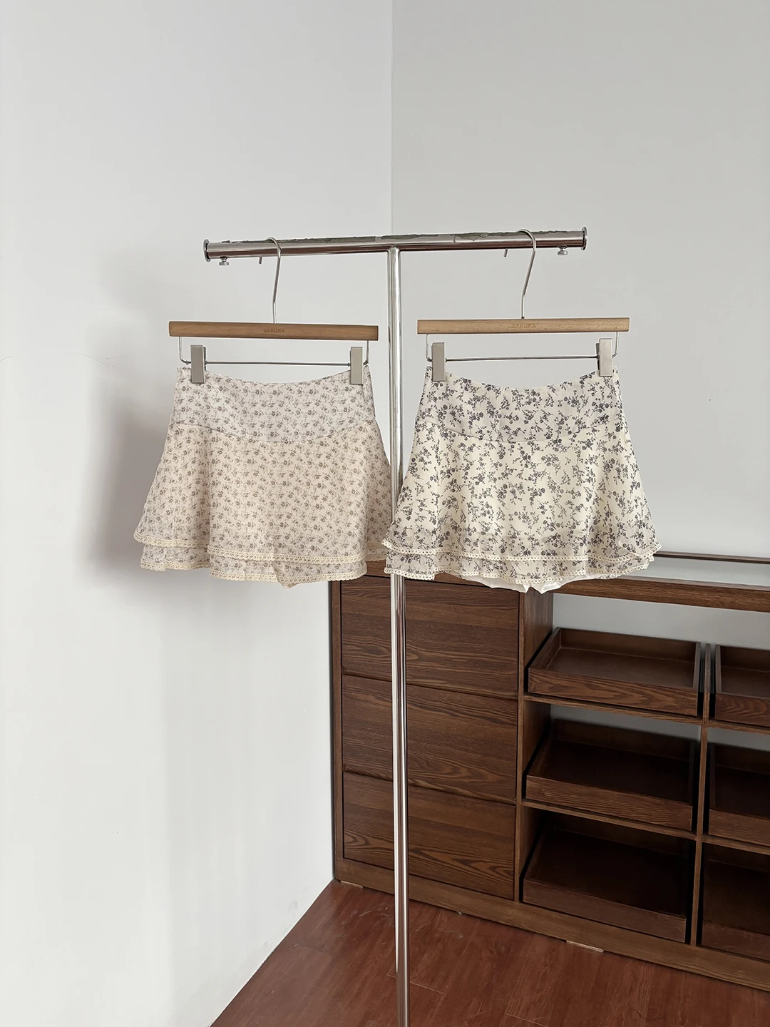 Diyi Floral Short Skirt Women's Summer New Splicing Lace Trim Half-length A-line Skirt High Waist Polyester Fiber
Diyi Floral Short Skirt Women's Summer New Splicing Lace Trim Half-length A-line Skirt High Waist Polyester Fiber