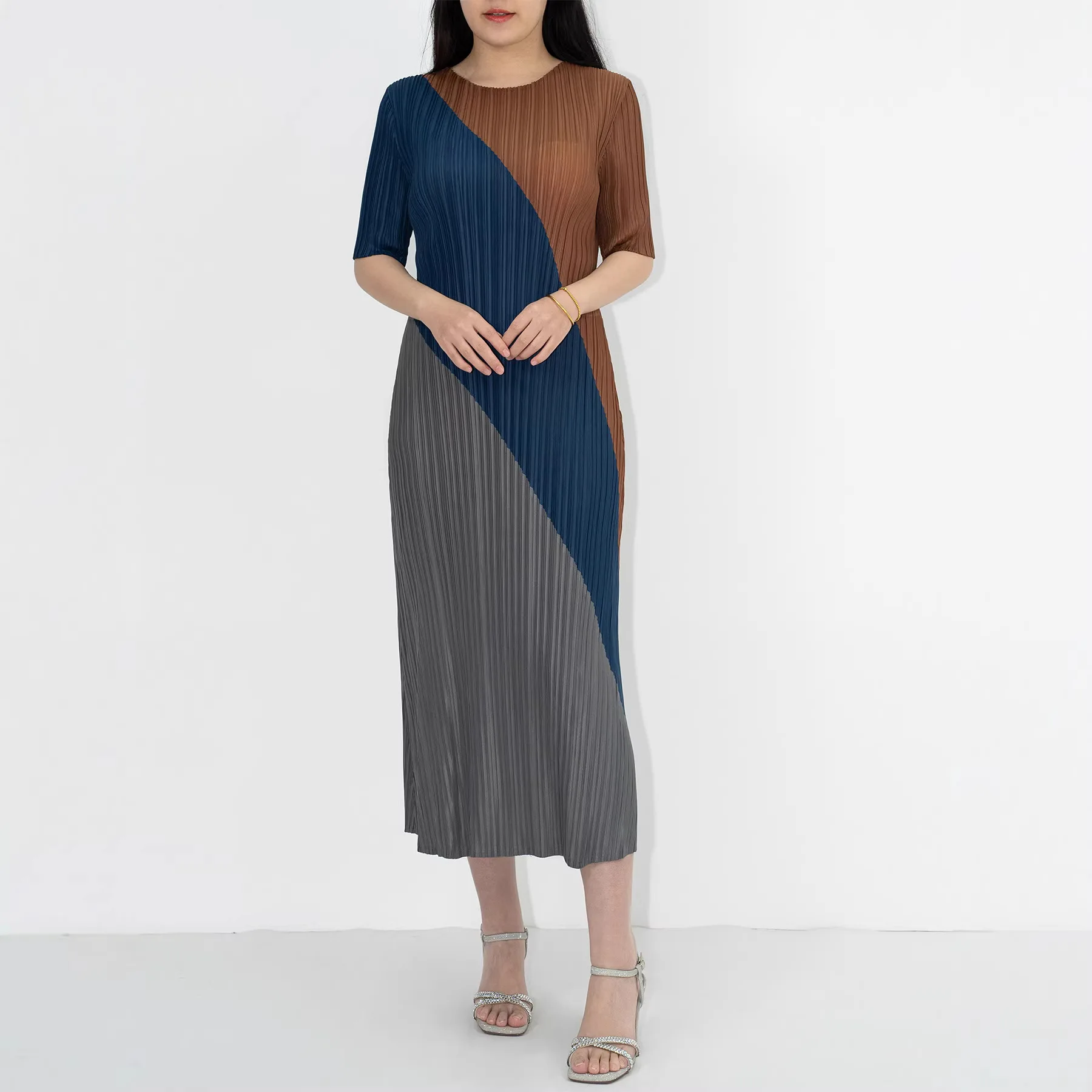 Miyake Folds 2026 New Spring and Summer Loose Thin Dress Short-sleeved Round Neck Casual Temperament Fashion Yankee Long Skirt
Miyake Folds 2026 New Spring and Summer Loose Thin Dress Short-sleeved Round Neck Casual Temperament Fashion Yankee Long Skirt