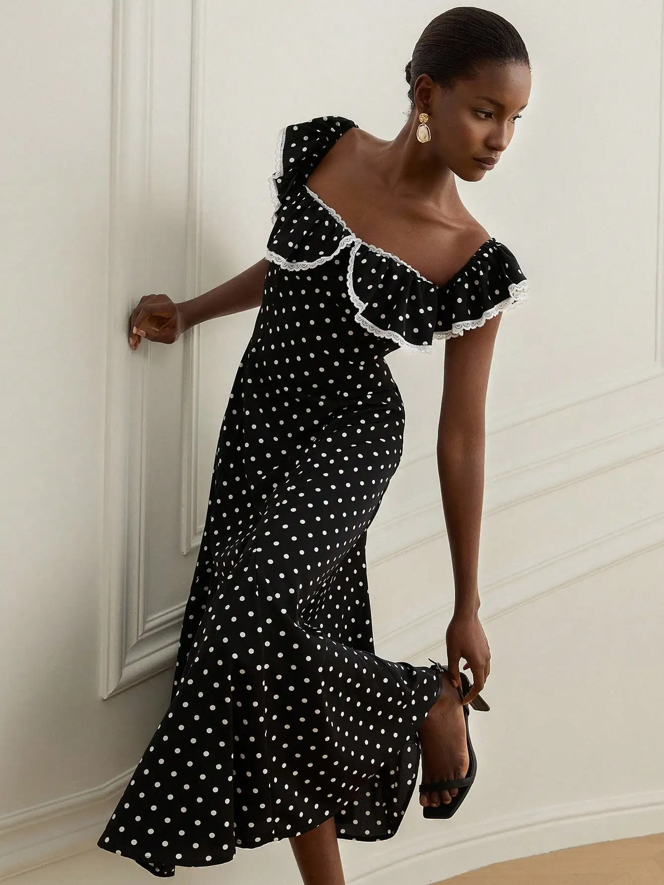 Black White Polka Dot Off-Shoulder Ruffle Dress with Lace Trim
Black White Polka Dot Off-Shoulder Ruffle Dress with Lace Trim