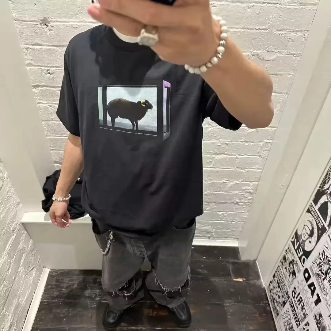 Футболка унисекс Vuu25SS Den Hirst Collaborative Sheep Goat в стиле ретро, американская, с круглым вырезом, коротким рукавом, дышащая, для летних прогулок по городу
Футболка унисекс Vuu25SS Den Hirst Collaborative Sheep Goat в стиле ретро, американская, с круглым вырезом, коротким рукавом, дышащая, для летних прогулок по городу