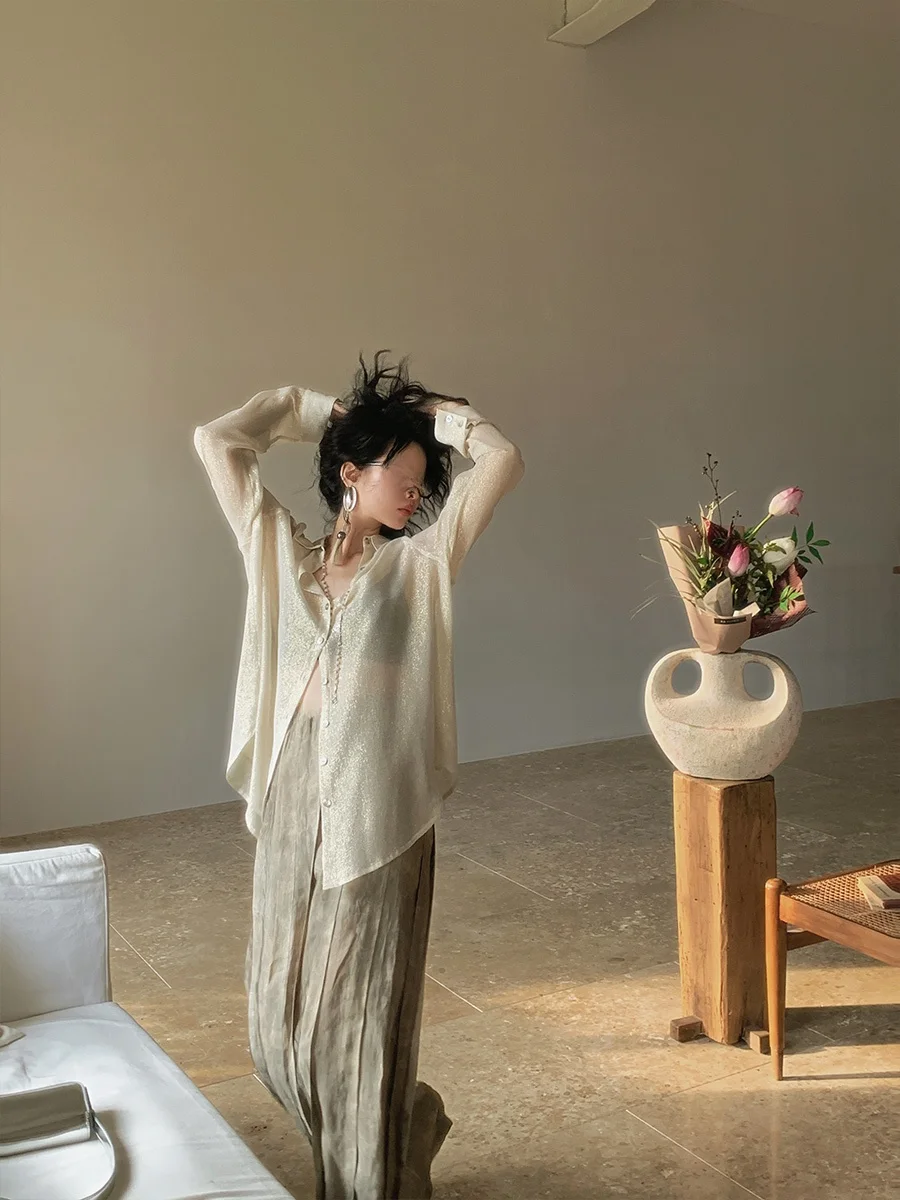 Somes Silk irts Women's Faionable Vintage Metal Silk Long Sve Loose Fit irt Original Design Stand Collar Summer 2023
Somes Silk irts Women's Faionable Vintage Metal Silk Long Sve Loose Fit irt Original Design Stand Collar Summer 2023