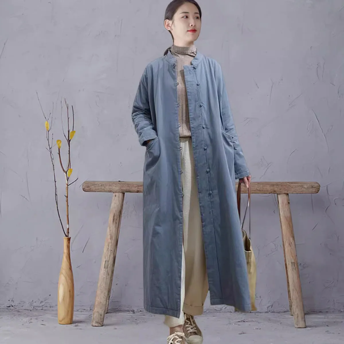 Женский винтажный хлопковый стеганый плащ с длинным рукавом, зимний костюм с китайской лягушкой и пуговицами Тан, длинная куртка, пальто, верхняя одежда
Женский винтажный хлопковый стеганый плащ с длинным рукавом, зимний костюм с китайской лягушкой и пуговицами Тан, длинная куртка, пальто, верхняя одежда