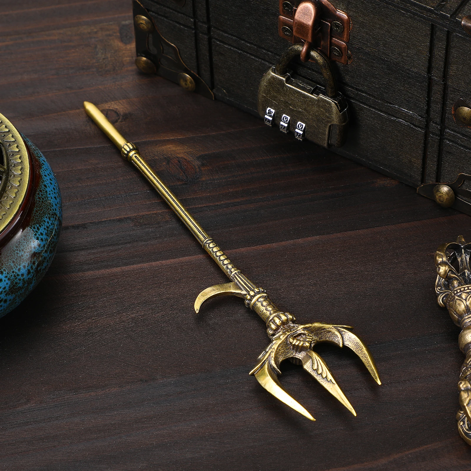 Retro Brass Fork Decor Vintage Trident Statue Home Decoration Craft Gift Unique Adornment for Desk Table Bookshelf Showcase Car
Retro Brass Fork Decor Vintage Trident Statue Home Decoration Craft Gift Unique Adornment for Desk Table Bookshelf Showcase Car
