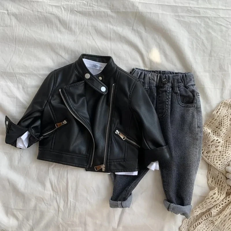 Весенне-осенние кожаные куртки для мальчиков от 1 до 6 лет, новая классическая красивая верхняя одежда из искусственной кожи для маленьких мальчиков, детская одежда, пальто на молнии
Весенне-осенние кожаные куртки для мальчиков от 1 до 6 лет, новая классическая красивая верхняя одежда из искусственной кожи для маленьких мальчиков, детская одежда, пальто на молнии