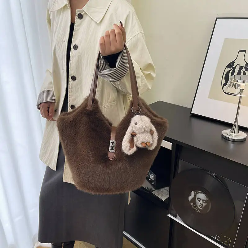 Новая меховая сумка через плечо с кроликом, плюшевая очаровательная застежка-молния, мягкая текстура, повседневная модная сумка большой вместимости, унисекс, минималистичный
Новая меховая сумка через плечо с кроликом, плюшевая очаровательная застежка-молния, мягкая текстура, повседневная модная сумка большой вместимости, унисекс, минималистичный
