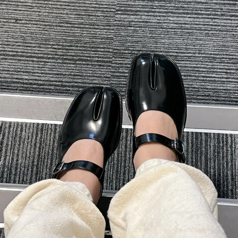 Niche Spring/Summer Split-Toe Women's Tabi Low-Heel Buckle Mary Jane Men’s Flats Black Green Leather Low-Cut Shoes Unisex Mature
Niche Spring/Summer Split-Toe Women's Tabi Low-Heel Buckle Mary Jane Men’s Flats Black Green Leather Low-Cut Shoes Unisex Mature