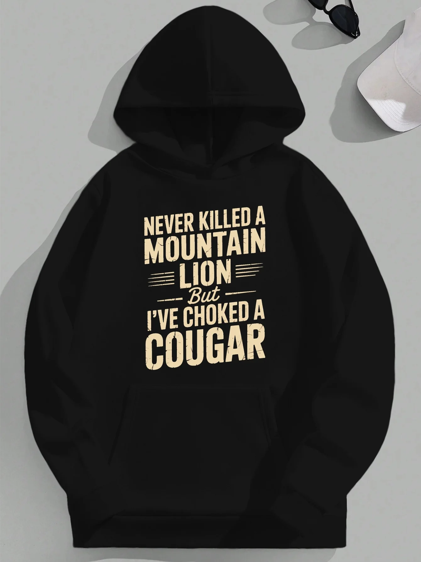 Мужская толстовка с капюшоном большого размера — «Я единству убил горного льва», но у меня странный один». Юмористический графический принт.
Мужская толстовка с капюшоном большого размера — «Я единству убил горного льва», но у меня странный один». Юмористический графический принт.