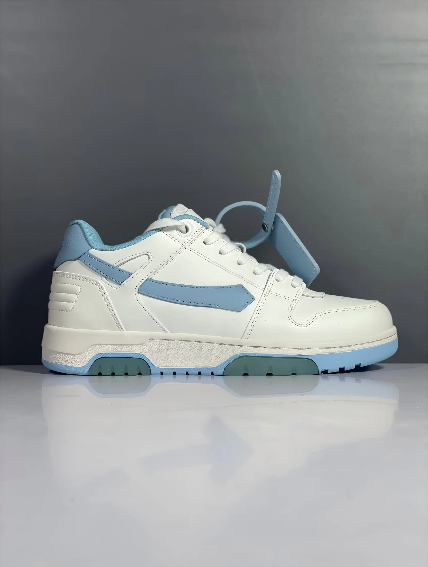 Стильные и уникальные фирменные кроссовки, повседневная обувь для пар, прочные кроссовки на толстой подошве, идеальный подарок на Новый год.
Стильные и уникальные фирменные кроссовки, повседневная обувь для пар, прочные кроссовки на толстой подошве, идеальный подарок на Новый год.