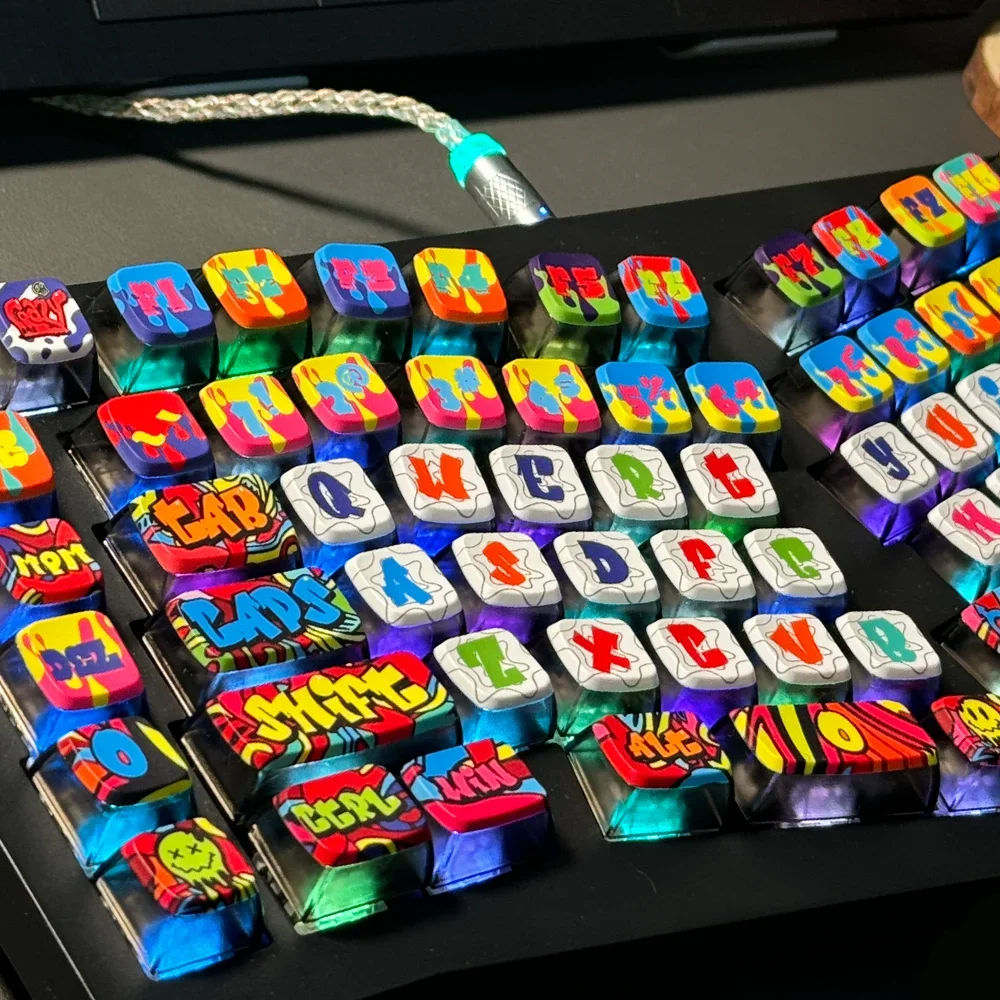 Колпачки для клавиш с граффити, полупрозрачные колпачки для сублимации из ПБТ, как высота, двойная кожа, молочный адаптер, рог, ночной дьявол, HI75 81, колпачки для клавиш
Колпачки для клавиш с граффити, полупрозрачные колпачки для сублимации из ПБТ, как высота, двойная кожа, молочный адаптер, рог, ночной дьявол, HI75 81, колпачки для клавиш