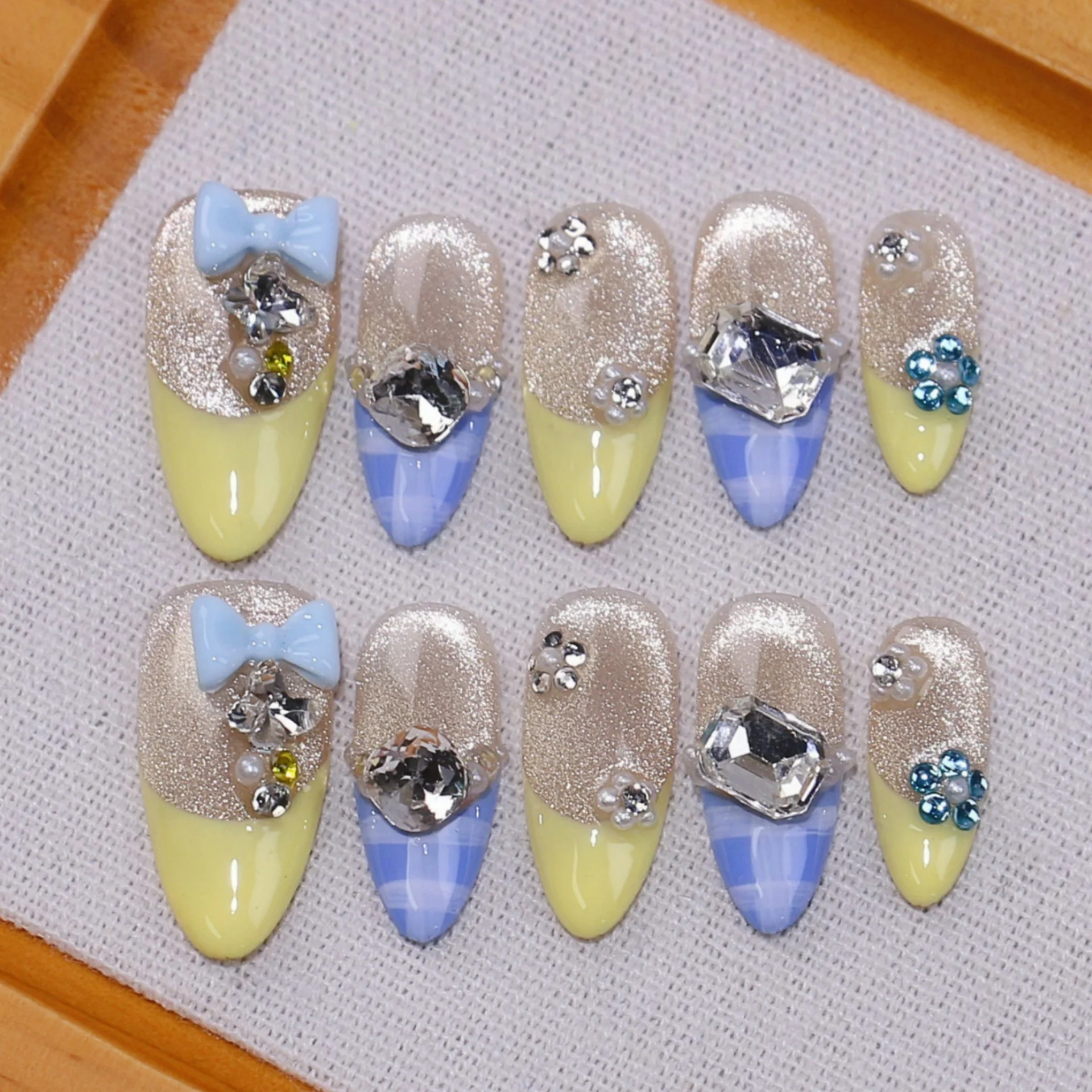 10pcs Handmade False Nail Sets French Glitter Cat's Eye Full Cover Blue Almond Fake Nails Rhinestone Short Oval Press on Nails
10pcs Handmade False Nail Sets French Glitter Cat's Eye Full Cover Blue Almond Fake Nails Rhinestone Short Oval Press on Nails