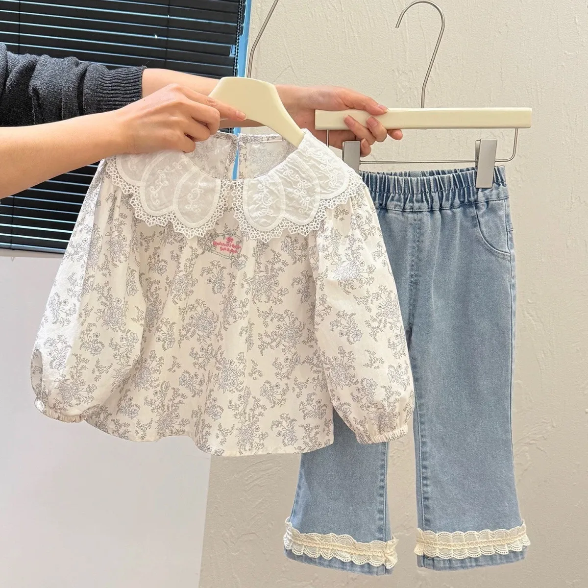 Girls' Spring and Autumn Set 2026 New Children's Floral Top Doll Shirt+Jeans Two Piece Set 90-140cm
Girls' Spring and Autumn Set 2026 New Children's Floral Top Doll Shirt+Jeans Two Piece Set 90-140cm