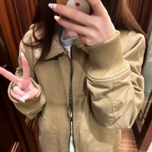 Khaki Lamb Wool Retro Winter Coat New Loose 2025 Workwear Thickened Cotton Jacket Cotton Clothing
Khaki Lamb Wool Retro Winter Coat New Loose 2025 Workwear Thickened Cotton Jacket Cotton Clothing