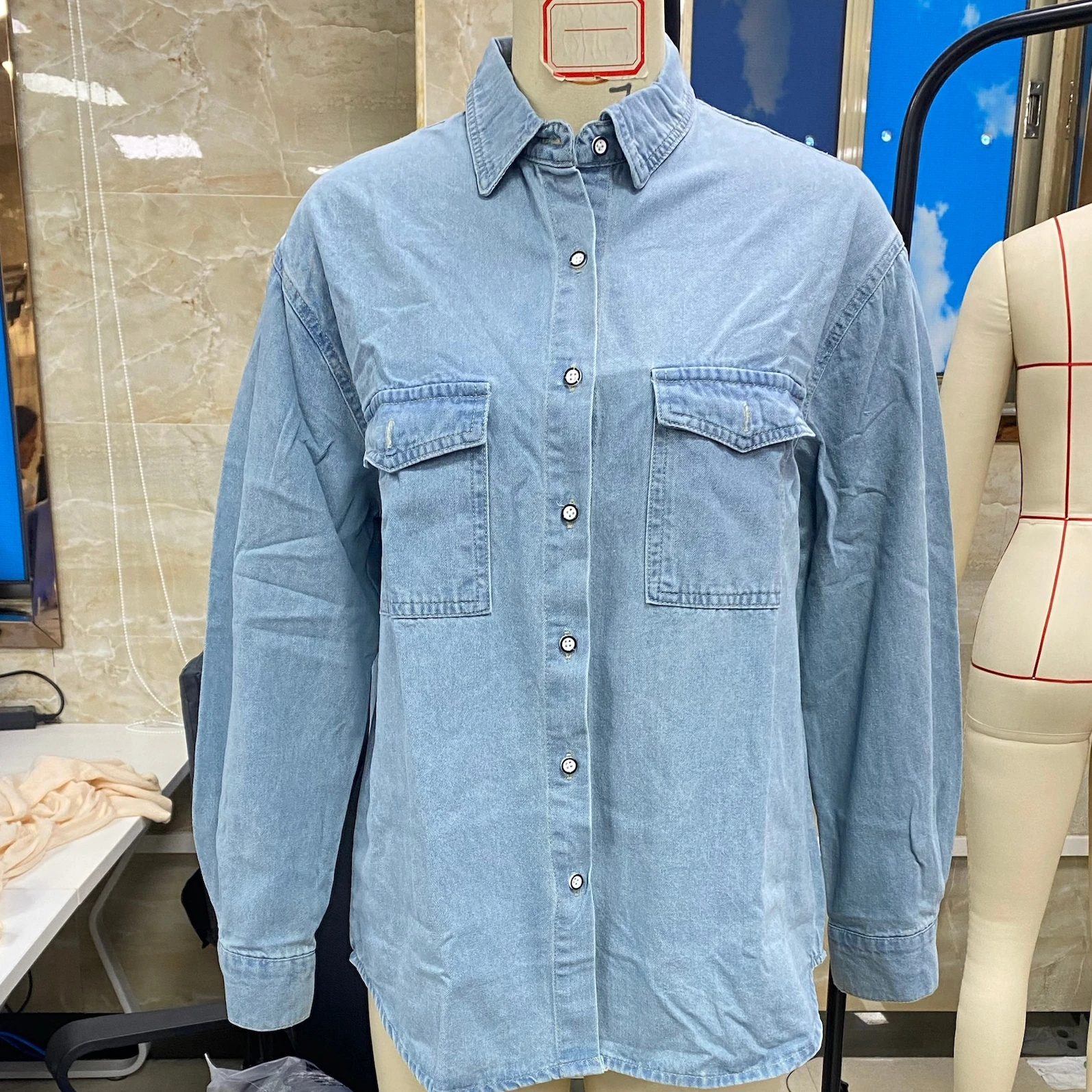 Women's Fall Button Down Denim Shirt Casual Loose Fit Turn Down Neck Long Sleeve Tops
Women's Fall Button Down Denim Shirt Casual Loose Fit Turn Down Neck Long Sleeve Tops