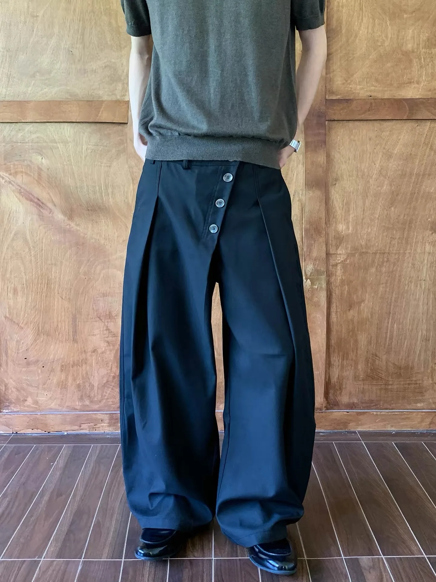 American Retro Button Pleated Knife West Pants Men Design Sensation Old Money Style Commute Casual Loose Drapey Pants
American Retro Button Pleated Knife West Pants Men Design Sensation Old Money Style Commute Casual Loose Drapey Pants