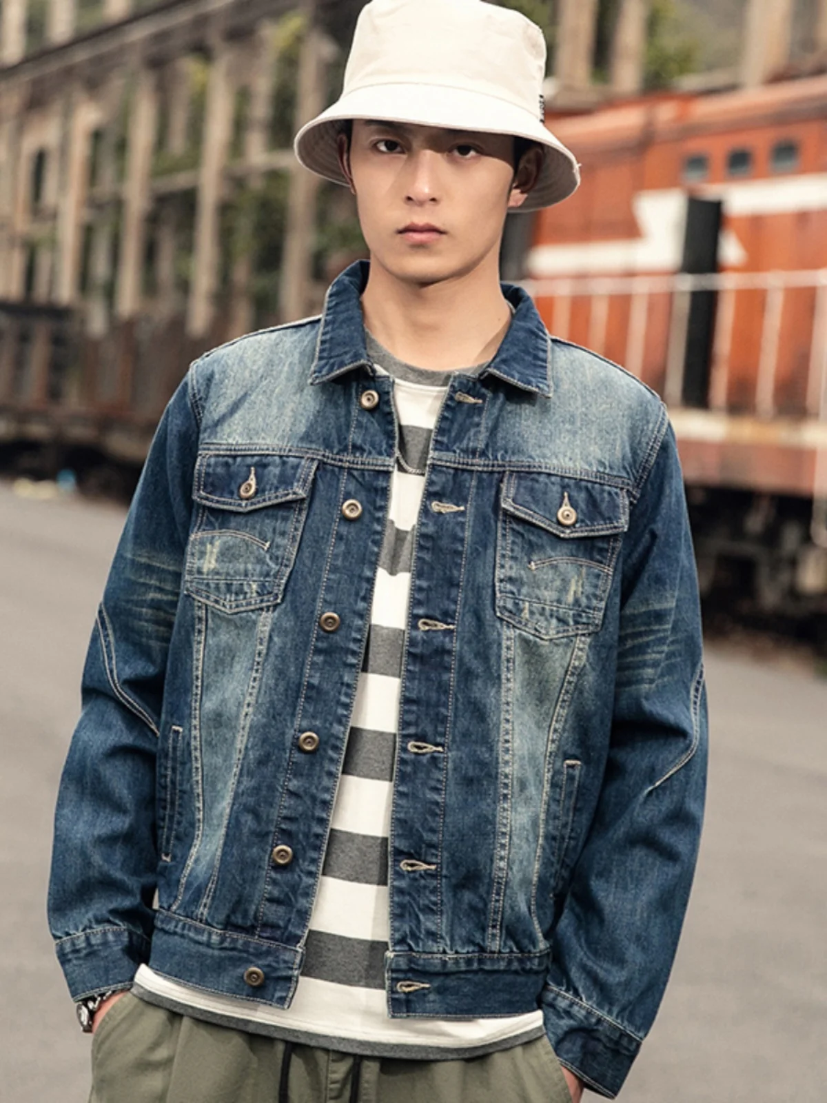 Retro Denim Jacket Men's Trendy Casual Short Style Print Inner Wear Cotton Polyester Blend Autumn Spring Fashion Outerwear
Retro Denim Jacket Men's Trendy Casual Short Style Print Inner Wear Cotton Polyester Blend Autumn Spring Fashion Outerwear