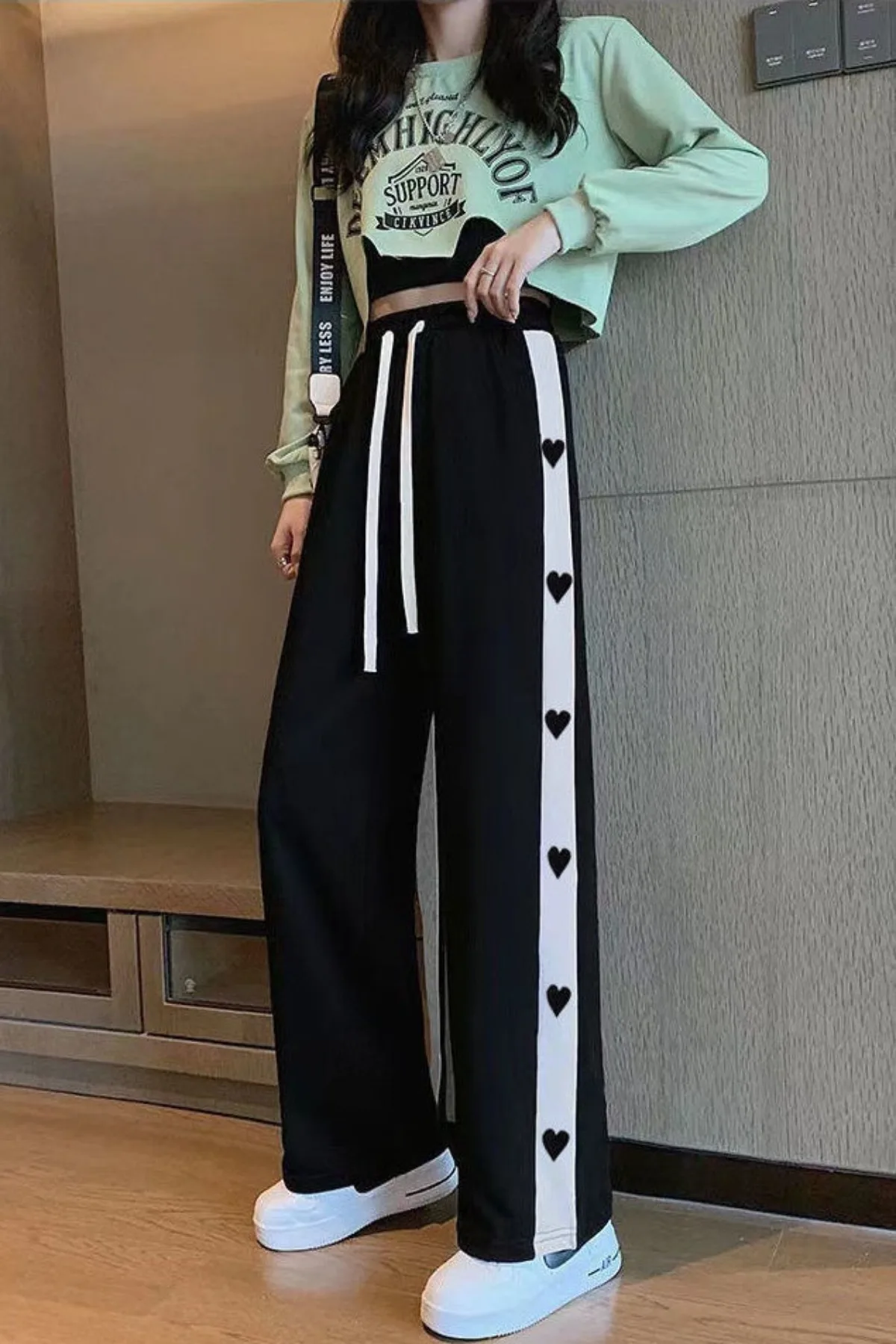 Spring and Summer 2025 New Fashionable Casual Pants, Loose and Versatile Trendy Sports Pants, Straight Leg Pants for Women
Spring and Summer 2025 New Fashionable Casual Pants, Loose and Versatile Trendy Sports Pants, Straight Leg Pants for Women