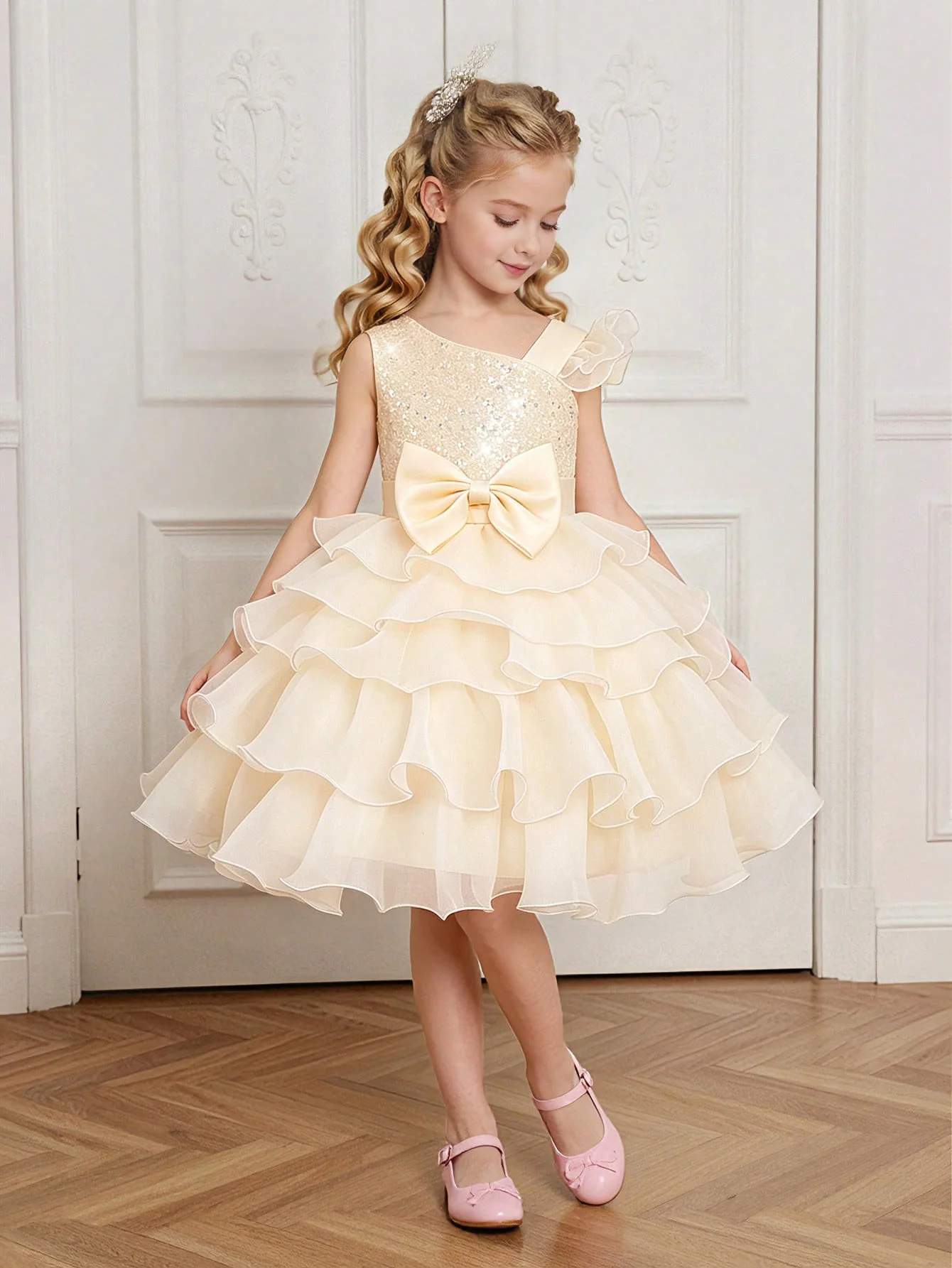 Light luxury shiny champagne flower girl dress one-shoulder asymmetrical bow multi-layer mesh tutu skirt girl short prom dress
Light luxury shiny champagne flower girl dress one-shoulder asymmetrical bow multi-layer mesh tutu skirt girl short prom dress