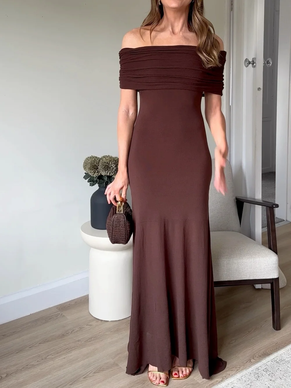 Women's Elegant Off-Shoulder Pleated Knitted Midi Dress Dark Brown Sleeveless Vintage Fashion Party Dress
Women's Elegant Off-Shoulder Pleated Knitted Midi Dress Dark Brown Sleeveless Vintage Fashion Party Dress