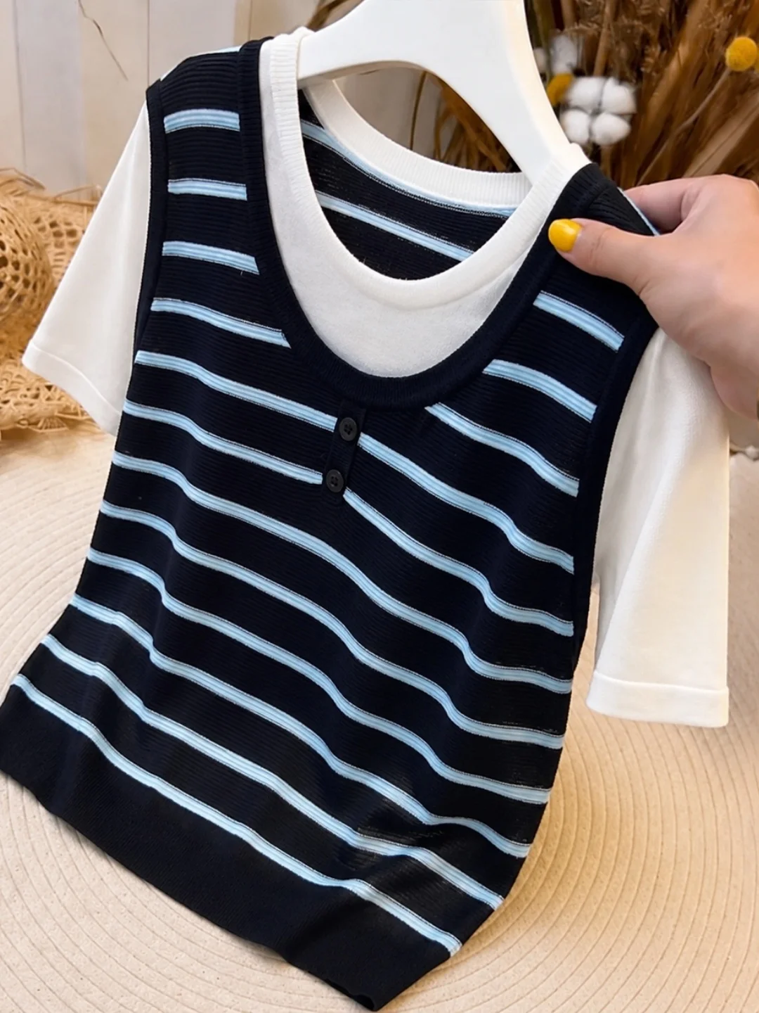 Summer Fashion Ice Silk Knitted Short Sleeve Sun Protection Striped Design Women's Top Commute Style Straight Cut Bicolor Design
Summer Fashion Ice Silk Knitted Short Sleeve Sun Protection Striped Design Women's Top Commute Style Straight Cut Bicolor Design
