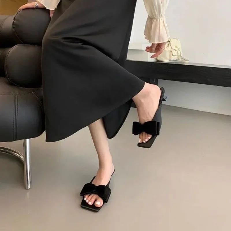 Внешняя обувь с шлепанцами с бантом. Стильные новые стильные женские тапочки и женские сандалии. Дешевая обувь Liquidation. Тренд 2024. Легкая носить обувь.
Внешняя обувь с шлепанцами с бантом. Стильные новые стильные женские тапочки и женские сандалии. Дешевая обувь Liquidation. Тренд 2024. Легкая носить обувь.