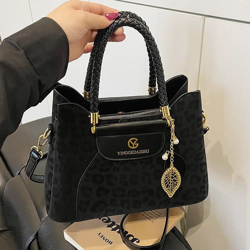 New Korean Style Tote Bag for Women Large Capacity Shoulder Bag with Top Handle, Minimalist Crossbody Purse for Office Commute
New Korean Style Tote Bag for Women Large Capacity Shoulder Bag with Top Handle, Minimalist Crossbody Purse for Office Commute