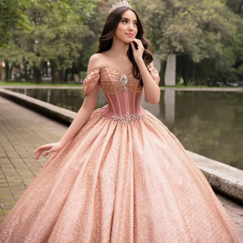 Customized champagne Quinceanera Dresses Off the Shoulder glitter applique crystal Lace Long tail Vestido 15 Quinceanera
Customized champagne Quinceanera Dresses Off the Shoulder glitter applique crystal Lace Long tail Vestido 15 Quinceanera