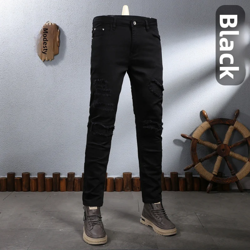 Мужские джинсы в американском уличном стиле: белые, модные, стрейч, облегающие, с рваными элементами и нашивками, прямого кроя, повседневные.
Мужские джинсы в американском уличном стиле: белые, модные, стрейч, облегающие, с рваными элементами и нашивками, прямого кроя, повседневные.