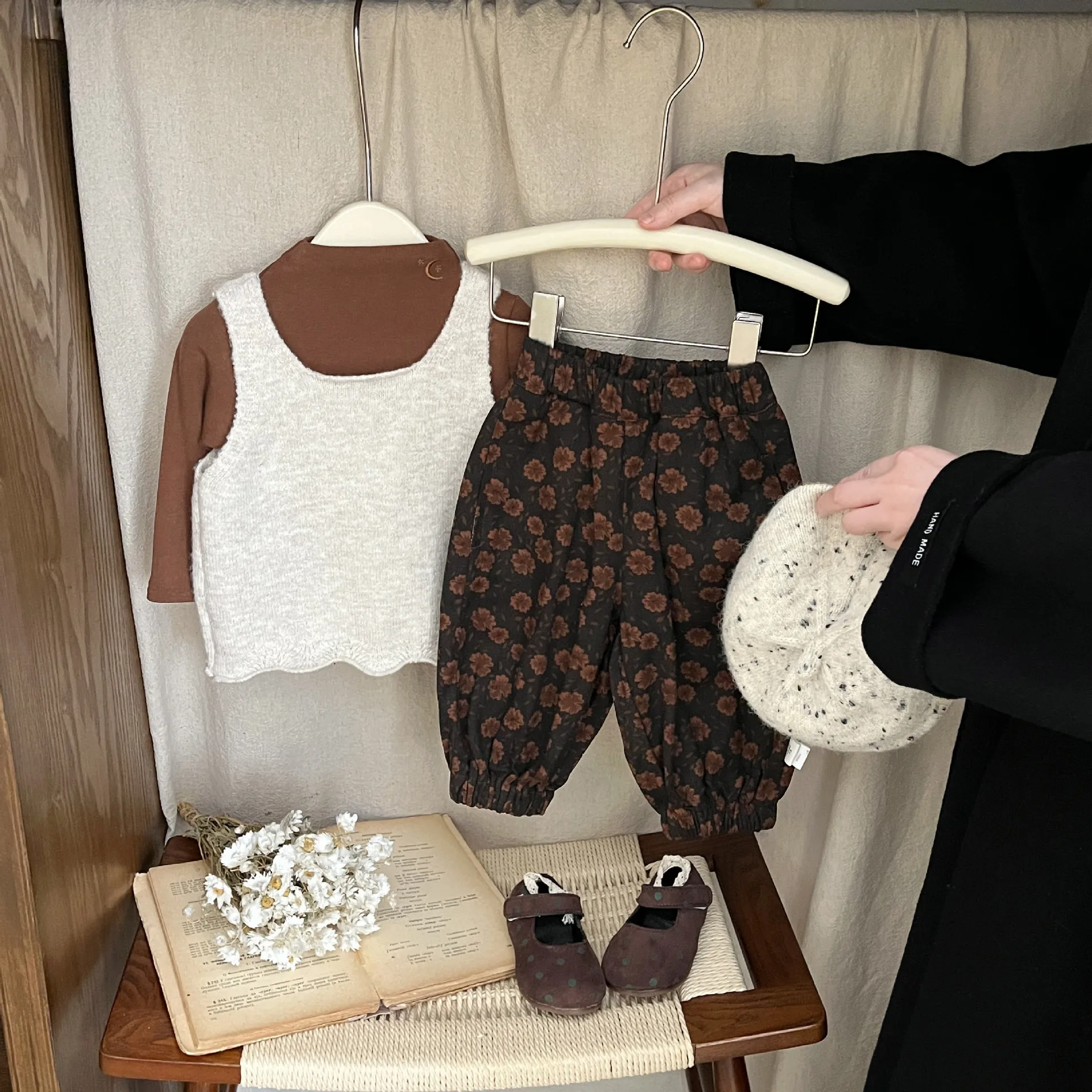 Детские штаны для девочек от 1 до 3 лет, зима 2025 года, ретро, 100% хлопок, брюки с цветочным узором для новорожденных девочек, свободные повседневные штаны для маленьких девочек
Детские штаны для девочек от 1 до 3 лет, зима 2025 года, ретро, 100% хлопок, брюки с цветочным узором для новорожденных девочек, свободные повседневные штаны для маленьких девочек