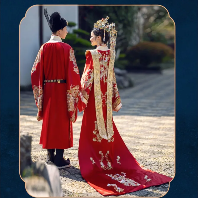 In the traditional Chinese wedding dress of Han Dynasty couple wore phoenix crowns and red robes man embroidered heavily
In the traditional Chinese wedding dress of Han Dynasty couple wore phoenix crowns and red robes man embroidered heavily