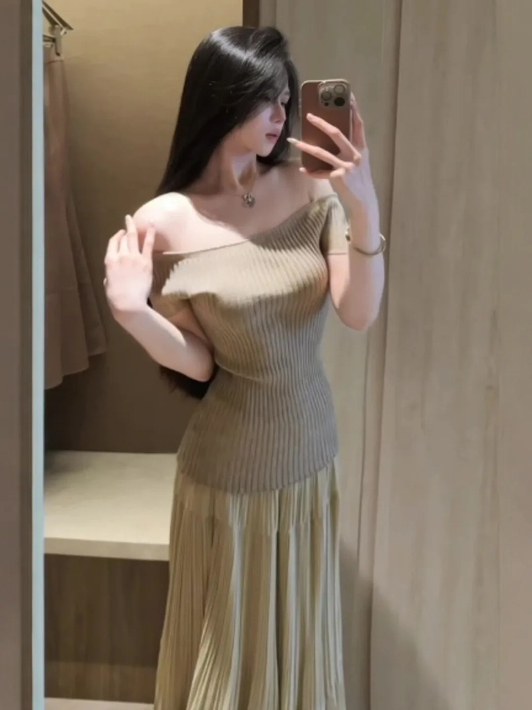 Retro Gentle Style One Shoulder Top Half Skirt Two Piece Set Youthful Combination Complete Set Summer 2026 Women's Fashion
Retro Gentle Style One Shoulder Top Half Skirt Two Piece Set Youthful Combination Complete Set Summer 2026 Women's Fashion