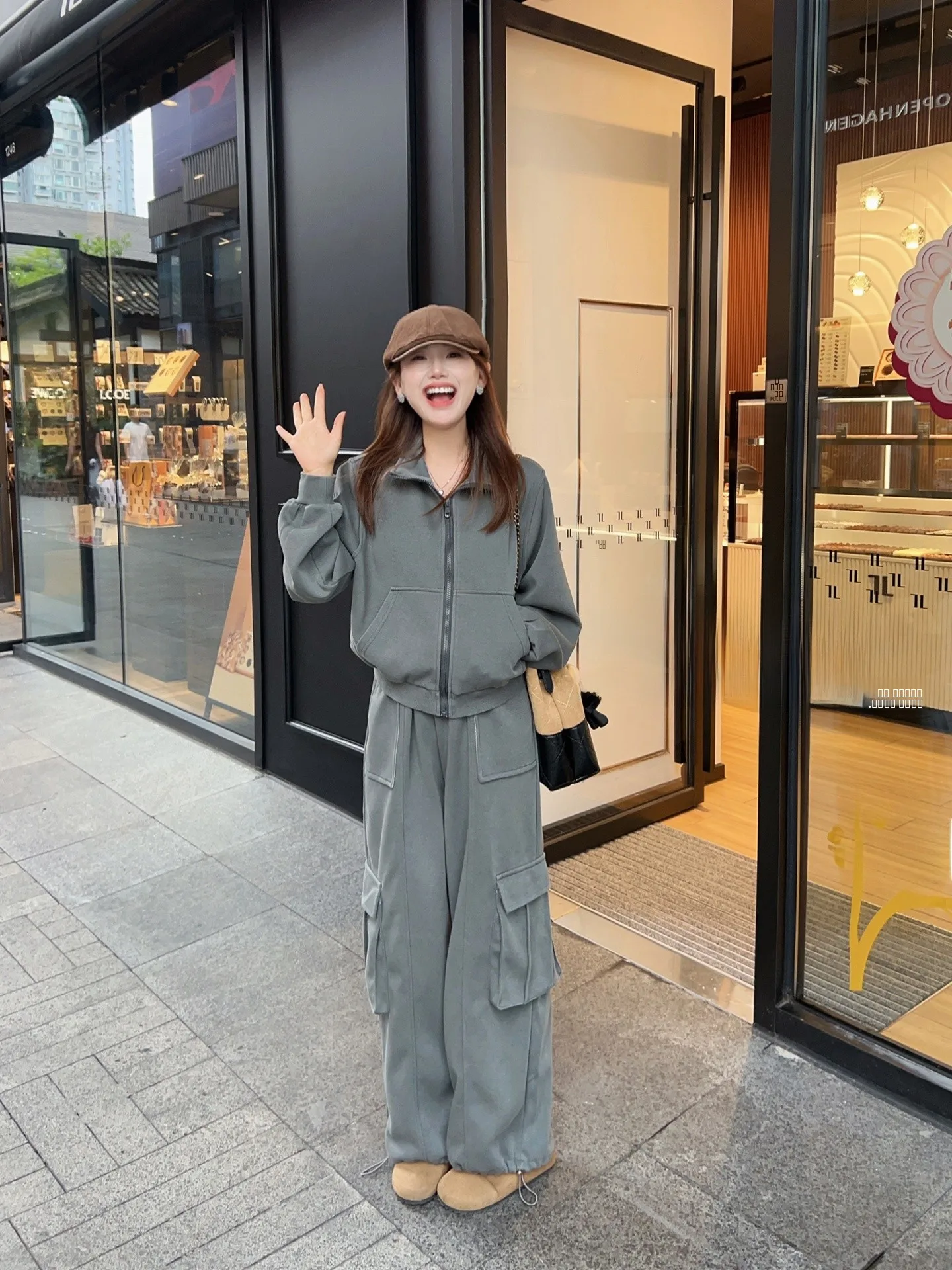 Стильный рабочий костюм: толстовка с длинными рукавами и широкие брюки, осенний комплект из двух предметов с застежкой-молнией
Стильный рабочий костюм: толстовка с длинными рукавами и широкие брюки, осенний комплект из двух предметов с застежкой-молнией