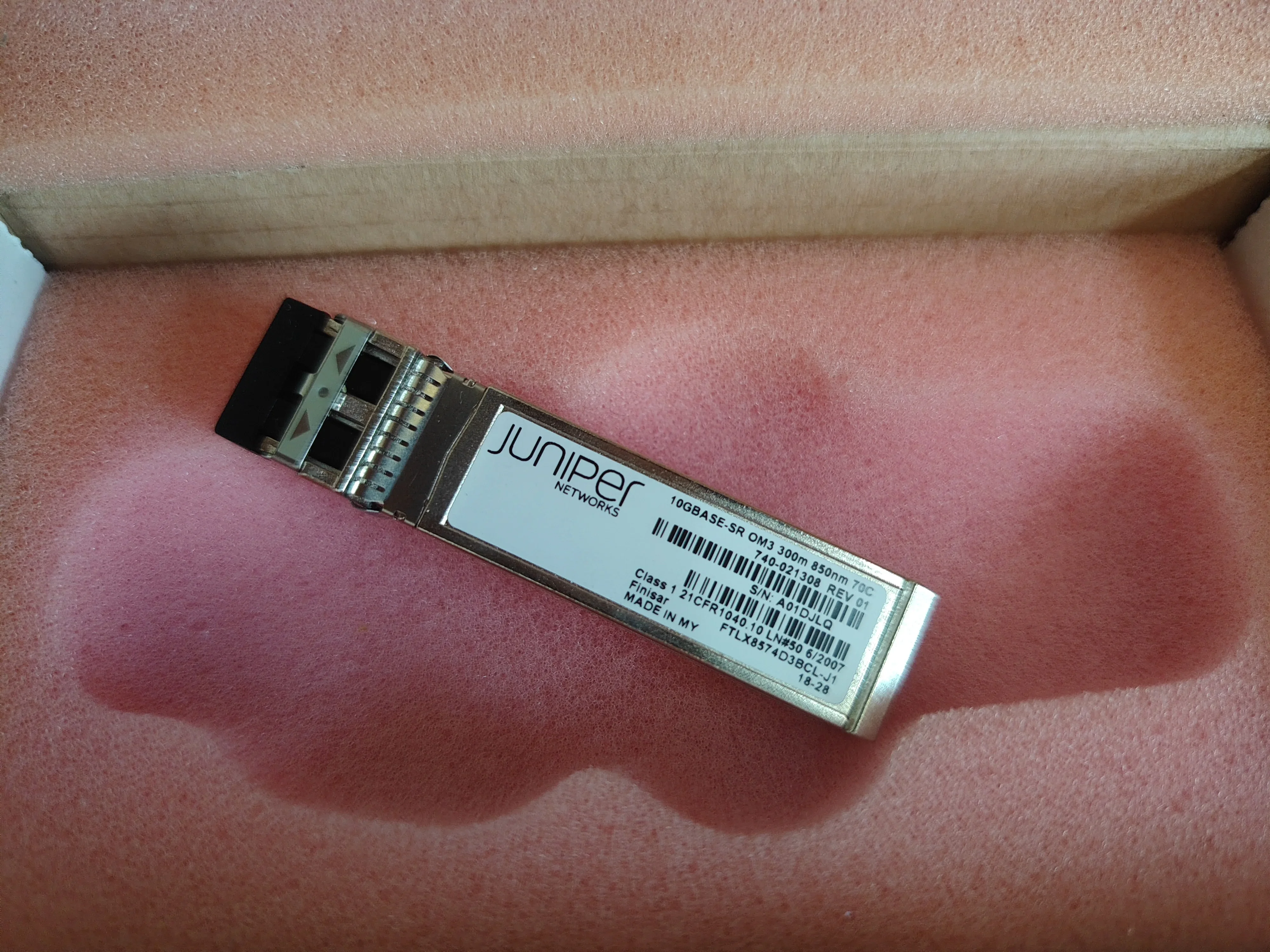 1PCS Juniper Networks 10GBASE SR OM3 300M 850NM 740-031980-01 SFPP-10GE-SR FTLX8574D3BNL-J3 FTLX8574D3BCL-J1 Juniper 10g SFP
1PCS Juniper Networks 10GBASE SR OM3 300M 850NM 740-031980-01 SFPP-10GE-SR FTLX8574D3BNL-J3 FTLX8574D3BCL-J1 Juniper 10g SFP